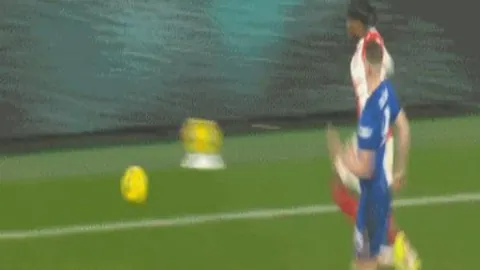 瓜迪奥拉争议判罚再引热议：屡遭不公，我们如何才能突破困境？